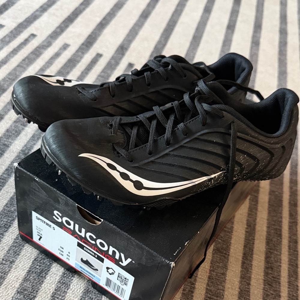 Saucony Spitfire Men's Black and White  spiked track Shoes